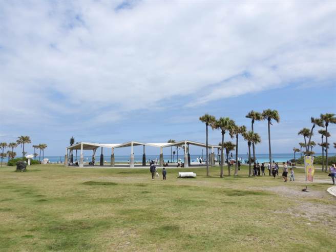 花蓮縣七星潭風景區是遊客必去之處，花蓮縣政府因應觀光旅遊客群多元，向中央爭取900萬元經費，將優化景區遊憩環境，提升整體觀光的遊憩品質。（羅亦晽攝）