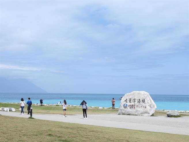 花蓮縣七星潭風景區是遊客必去之處，花蓮縣政府因應觀光旅遊客群多元，向中央爭取900萬元經費，將優化景區遊憩環境，提升整體觀光的遊憩品質。（羅亦晽攝）