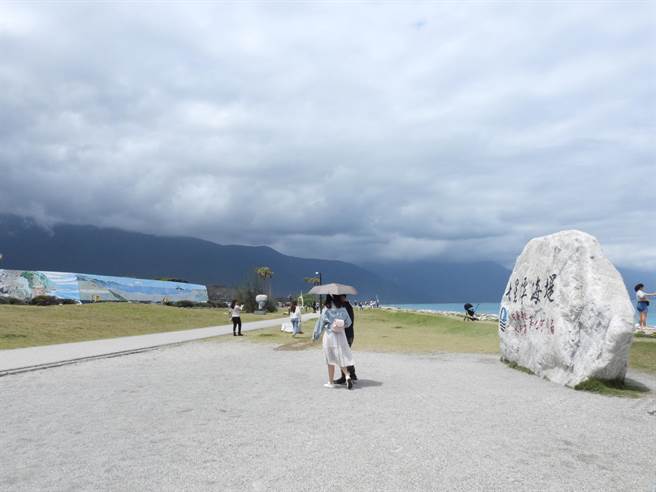 花蓮縣七星潭風景區是遊客必去之處，花蓮縣政府因應觀光旅遊客群多元，向中央爭取900萬元經費，將優化景區遊憩環境，提升整體觀光的遊憩品質。（羅亦晽攝）