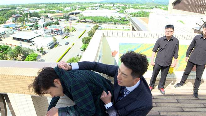 吳皓昇把張書偉抓到頂樓威逼恐嚇。（民視提供）