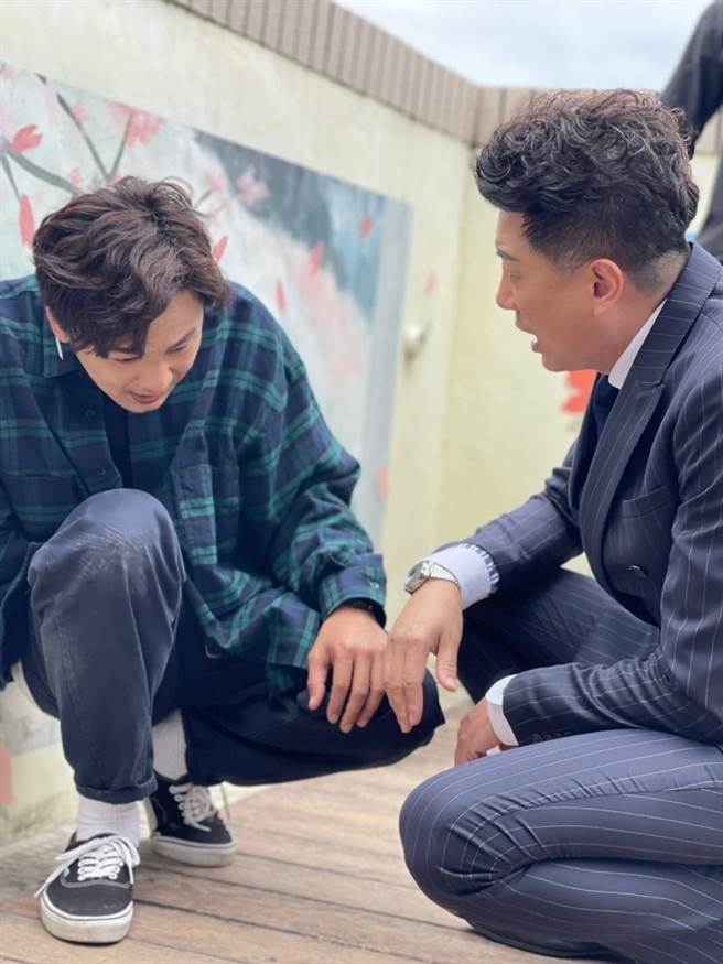 吳皓昇把張書偉抓到頂樓威逼恐嚇。（民視提供）