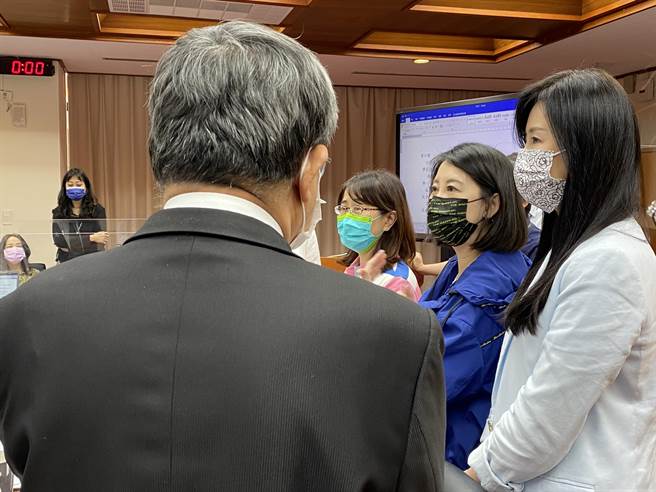 立法院教文会今天审《国民教育法》修正案，教育部突然说有行政院修法版本，引起召委林奕华（右三）大为光火。（林志成摄）
