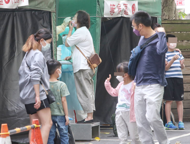 新冠病毒的症状和一般感冒、流感有眾多相似的地方，再加上天气变化大，让人担忧自己是确诊还是感冒，中医师楼中亮也在脸书分享感冒、流感、新冠病毒及感染Omicron症状差异。（图／示意图，记者赵双杰摄影）