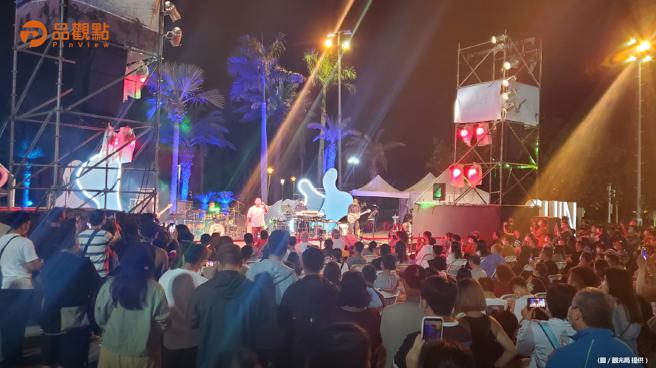 品觀點│歌手樂團FUN旗津開唱  遊客驚喜嗨翻周末夜。(圖/品觀點提供)