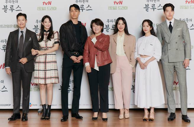 申敏兒(左2)、李秉憲(左1)、車勝元(左3)、金宇彬(右1)等大咖韓星，合作推出新戲《我們的藍調時光》。(Netflix提供)