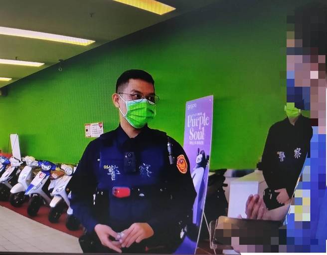 王嫌（右）酒癮上身，跑到大賣場內暢飲啤酒，卻無力結帳，遭警方逮捕。（讀者提供／程炳璋台南傳真）