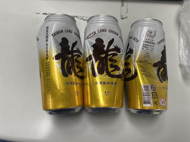 王嫌在賣場內店員面前一口氣狂飲3罐啤酒。（讀者提供／程炳璋台南傳真）
