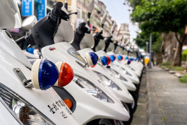 台中一名男子不满被警方误会违规左转而拦查开罚，遂提起行政诉讼自救。（示意图／Shutterstock）