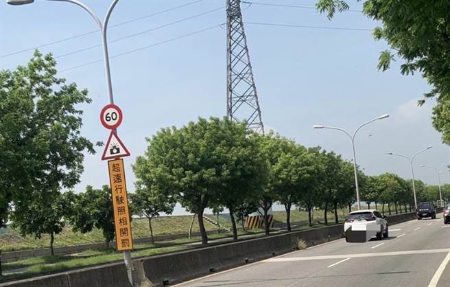 雾峰警分局曾在限速60公里的快车道拍摄到时速高达139公里，严重超速，（民眾提供／卢金足台中传真）
