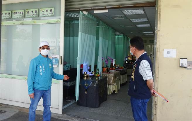 市议员吴敏济(左)11日为往生者及家属请命，要求生命礼仪管理处应儘速进行新馆建设，以免让憾事接连上演。(市议员吴敏济提供)