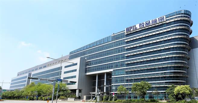 硅品全厂域通过ISO／SAE 21434车用网宇安全认证，将车用网宇安全规范整合并落实于生产环节中，以多元化深耕车用电子发展。(硅品精密公司提供)