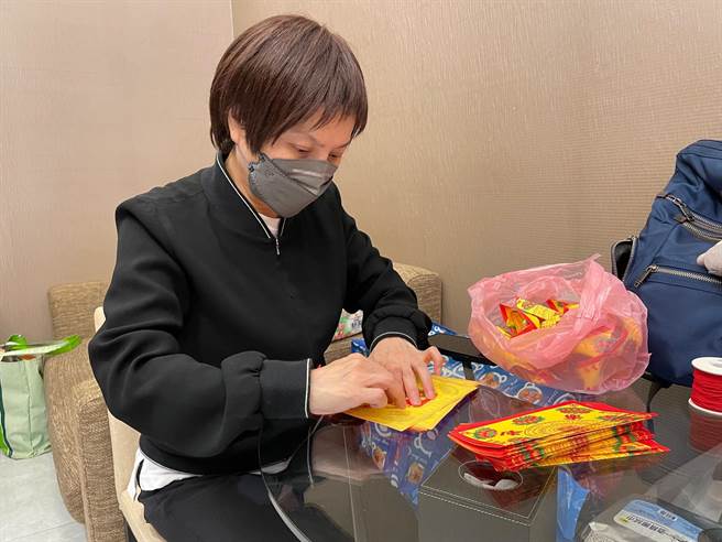 唐美云近日有空就帮妈妈折莲花。（民视提供）