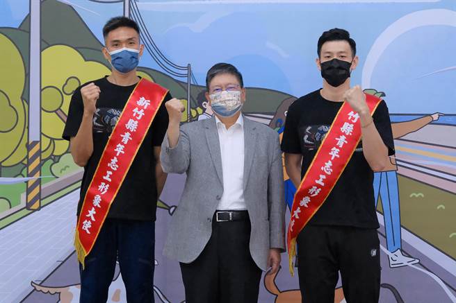 縣長楊文科（中）邀攻城獅球星宋宇軒（左）及郭少傑（右）擔任「新竹縣青年志工形象大使」，號召更多有志青年參與，關心在地公共議題。（羅浚濱攝）