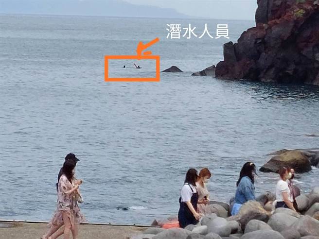 賞鯨船帶著遊客出海，繞島解說行程時，突然從船身正前方冒出兩個潛水客，船隻差點撞上，驚險一瞬間。（賞鯨船解說員簡逢提供／吳佩蓉宜蘭傳真）