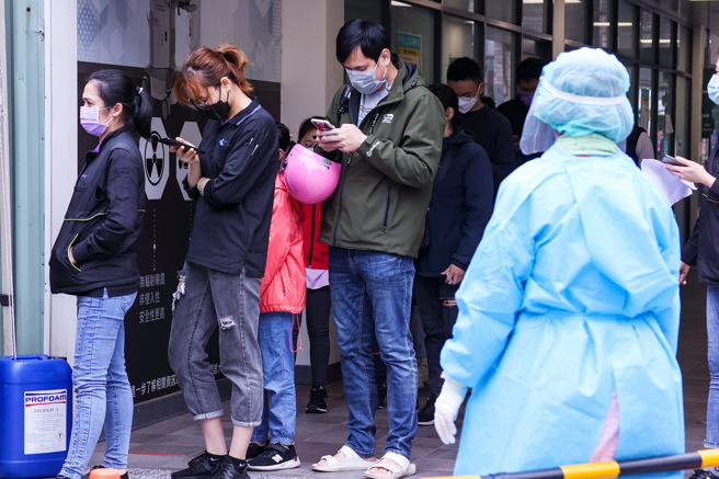指揮官陳時中表示，輝瑞70萬人份的口服藥將於6月前陸續到貨，至於已採購的2萬人份藥物，也會在這兩周內陸續到貨，同時也透漏，有民眾欲使用中醫療法，將來也考慮開設中西醫的會診平台。圖為民眾採檢照。（圖／示意圖，記者羅永銘攝影）
