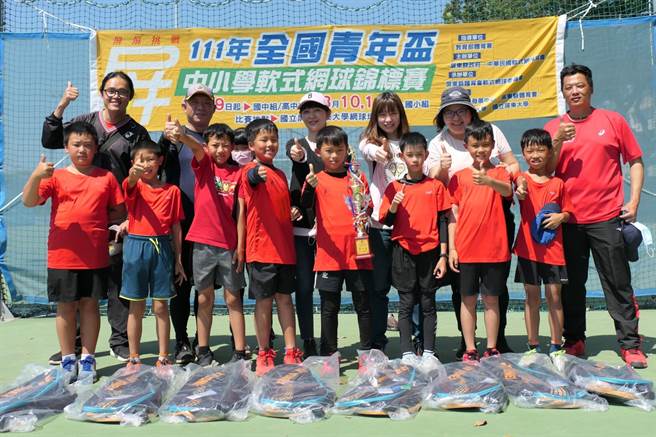 竹北市竹仁国小软式网球队8名学生，在全国青年杯软网赛夺冠，暑假将前往日本参加「山中湖青少年软式网球锦标赛」。（新竹县政府提供／罗浚滨新竹传真）