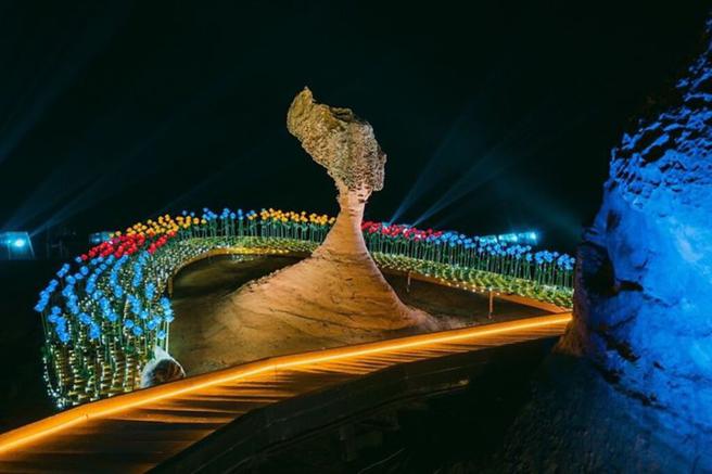 2022野柳石光夜访女王水幕光雕秀正式登场，女王头浪漫石空剧场。(图：北海岸及观音山国家风景区管理处／提供 )