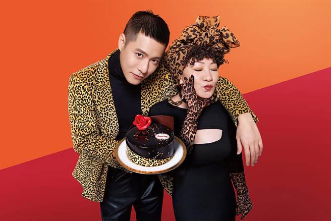 周湯豪(左)與媽媽比莉合體拍攝廣告。（Häagen-Dazs提供）