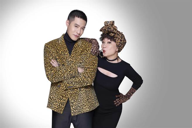 周湯豪(左)與媽媽比莉合體拍攝廣告。（Häagen-Dazs提供）