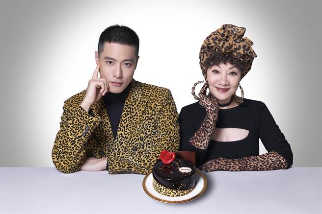 周湯豪(左)與媽媽比莉合體拍攝廣告。（Häagen-Dazs提供）