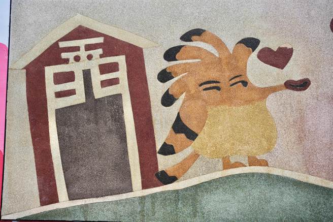 有著酋長羽冠的金門特色鳥種「戴勝」，也是金湖環保站牆面的主題表現之一。（金湖鎮公所提供）