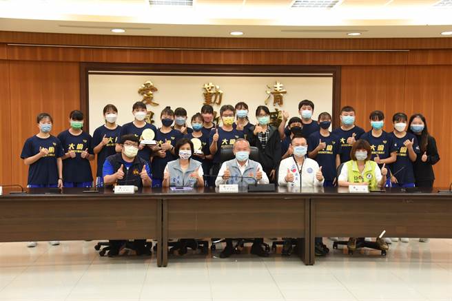 苗栗大倫國中女籃、明仁國中男籃表現優異，縣長徐耀昌等人11日接見並給予鼓勵。（苗栗縣政府提供／李京昇苗栗傳真）
