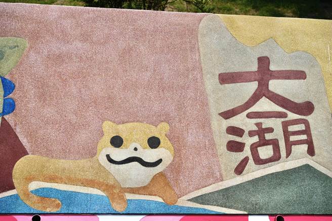 台灣地區僅有野外穩定族群分布的金門歐亞水獺，讓金湖環保站的牆面洋溢地方自然色彩。（金湖鎮公所提供）