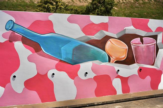 廢酒瓶、廢鋁罐、寶特瓶、廢燈管等回收物件彰顯環保站的主題內涵。（金湖鎮公所提供）