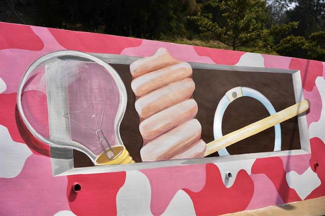 廢燈管、廢酒瓶、廢鋁罐、寶特瓶、廢燈管等回收物件彰顯環保站的主題內涵。（金湖鎮公所提供）