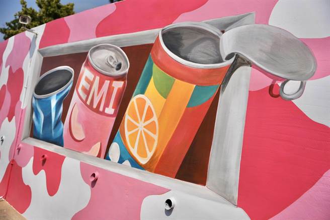 金湖環保工作站打破以往嚴肅、陽剛的綠迷彩牆面塗裝，改為洋溢柔和風格的粉紅色調，讓人更加賞心悅目。（金湖鎮公所提供）