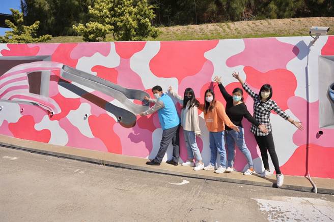 陳文顧鎮長（左一）期待不一樣的環境意象表現，替金湖鎮環保和觀光加分，吸引更多的遊客來到。（金湖鎮公所提供）