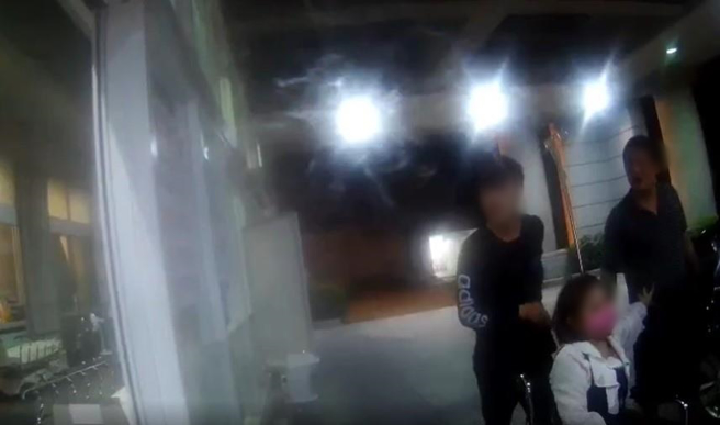 新北某醫院急診室11日凌晨發生醫療暴力，有男子不爽被勸諫須戴口罩，動手打警衛與醫護。（翻攝自爆料公社App）