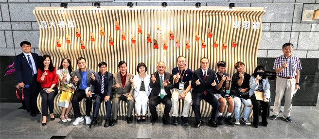 高雄大学感恩墙今年3月校庆落成启用，校长陈月端（左7）与贵宾、师生合影留念。（高大提供／林瑞益高雄传真）