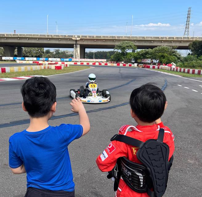 林志颖3个儿子，从背面来看好像都是同一个人。(图／林志颖 IG)