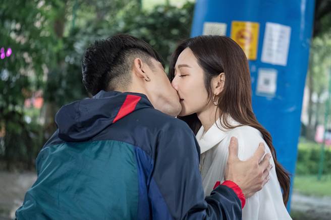 JR纪言恺向曾莞婷告白成功，激吻狂冒粉红泡泡。（TVBS提供）