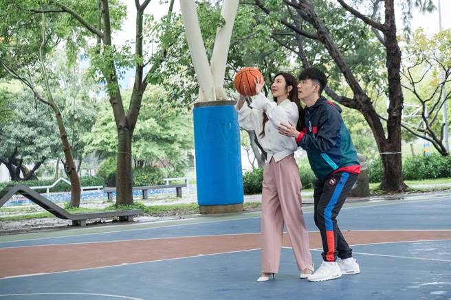 JR纪言恺指导曾莞婷投篮。（TVBS提供）