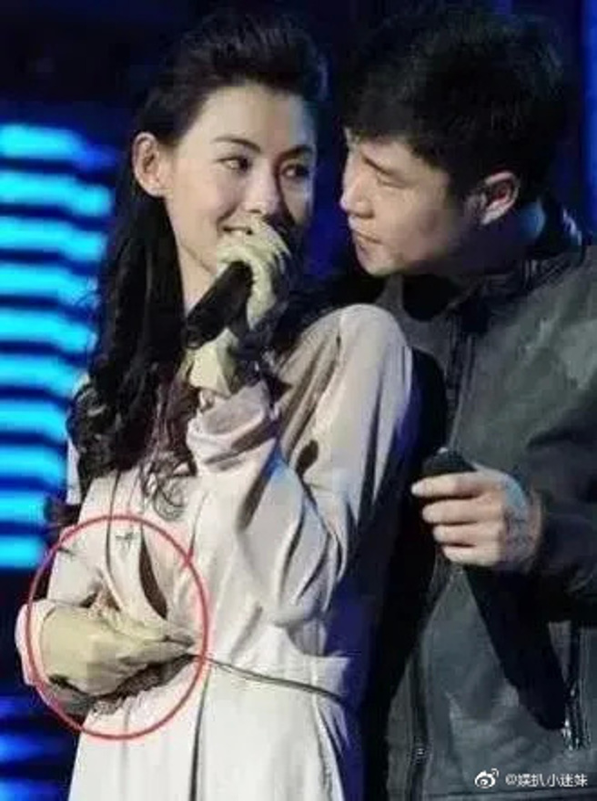 张柏芝与小沈阳同台演出。（微博）