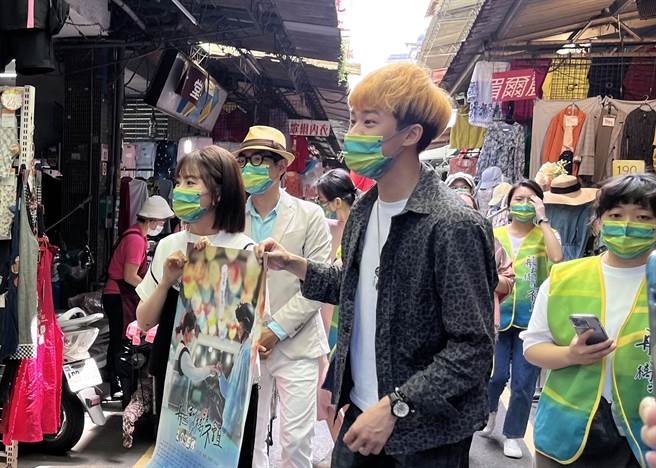 吴政迪、杨小黎扫街拜票初体验。（客家电视台提供）