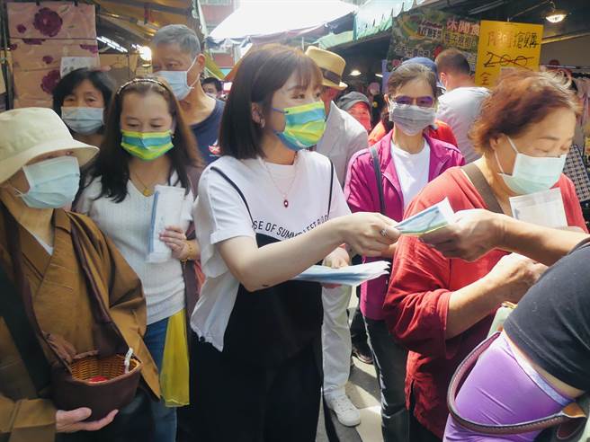 杨小黎扫街拜票初体验。（客家电视台提供）