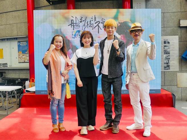 杨小黎、吴政迪、谢其文、莫爱芳特别前往龙潭市场「拜票」。（客家电视台提供）