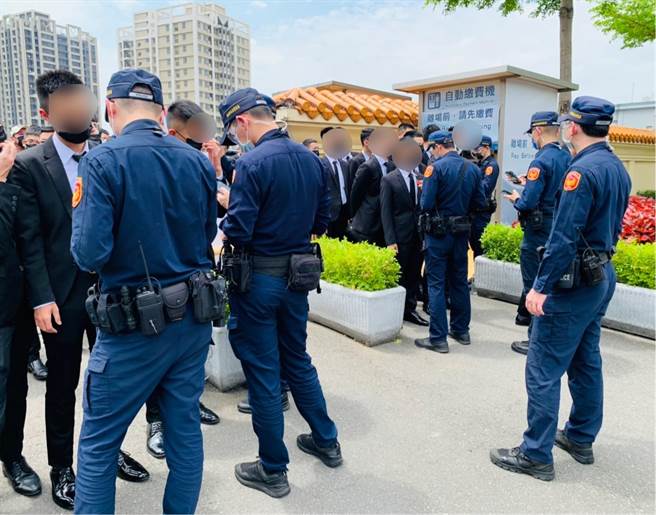 三峽角頭公祭，警方動員到場蒐證。（警方提供）