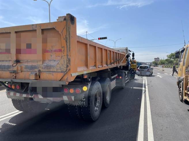 台中市向上路8段，11日下午1時26分發生1輛大貨車、1輛聯結車及兩輛自小客車相撞車禍。（民眾提供／盧金足台中傳真） 