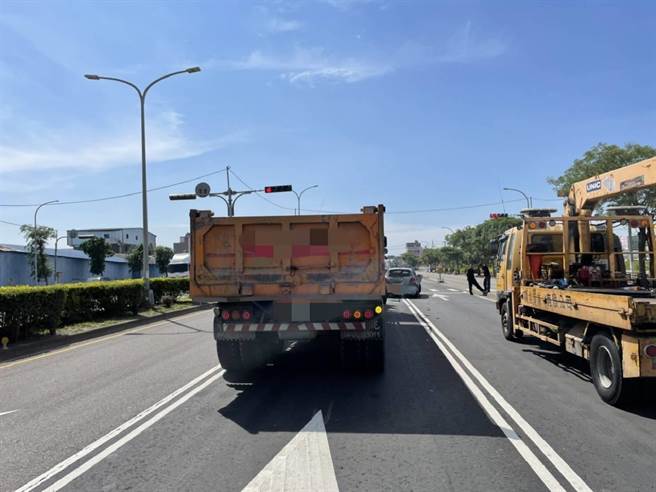 台中市向上路8段，11日下午1時26分發生1輛大貨車、1輛聯結車及兩輛自小客車相撞車禍。（民眾提供／盧金足台中傳真）