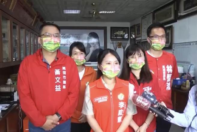 「高雄正能量」李庭慧则祭出分身术，高市议员黄文益等人兵分三路扮她的分身车队扫街。（柯宗纬翻摄）