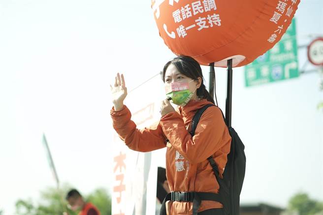 「高雄正能量」李庭慧则祭出分身术，高市议员黄文益等人兵分三路扮她的分身车队扫街。（柯宗纬翻摄）