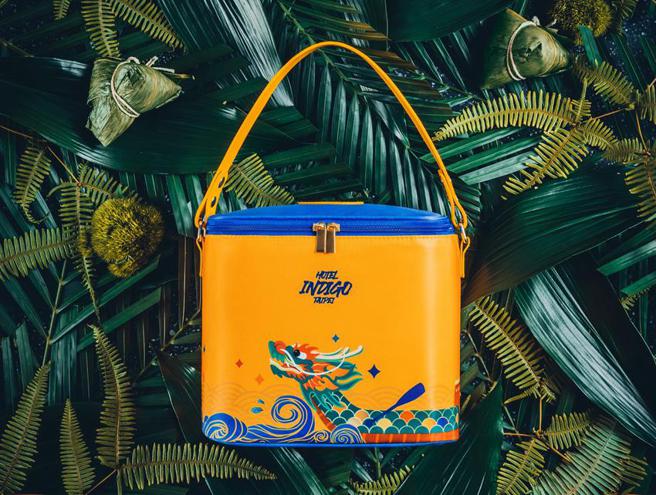 （台北大直英迪格酒店「龙情放粽礼包」含6颗传统家乡味肉粽，及1只龙舟图腾潮设计保冷袋。图／大直英迪格酒店提供）