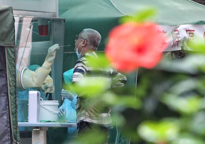 國內新冠肺炎疫情持續延燒，11日大批民眾前去篩檢，確保安全。（趙雙傑攝）