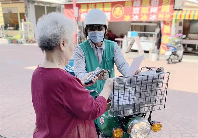 嘉义县朴子邮局邮务士龚耿纶发现独居涂阿嬷拿遥控器来领挂号，通报后查出阿嬷患有失智症。（嘉义县政府提供∕吕妍庭嘉义传真）