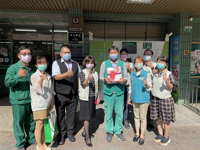 今卫生局与嘉义邮局也特别前往朴子邮局表扬绿衣失智友善天使龚耿纶。（嘉义县政府提供∕吕妍庭嘉义传真）