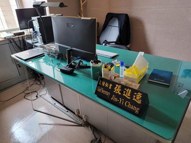 台北市政府研究发展考核委员会主秘张进逸离开市府。（摘自张进逸脸书）